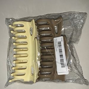BRAND NWT WHITE AND BROWN HAIR CLAWS
